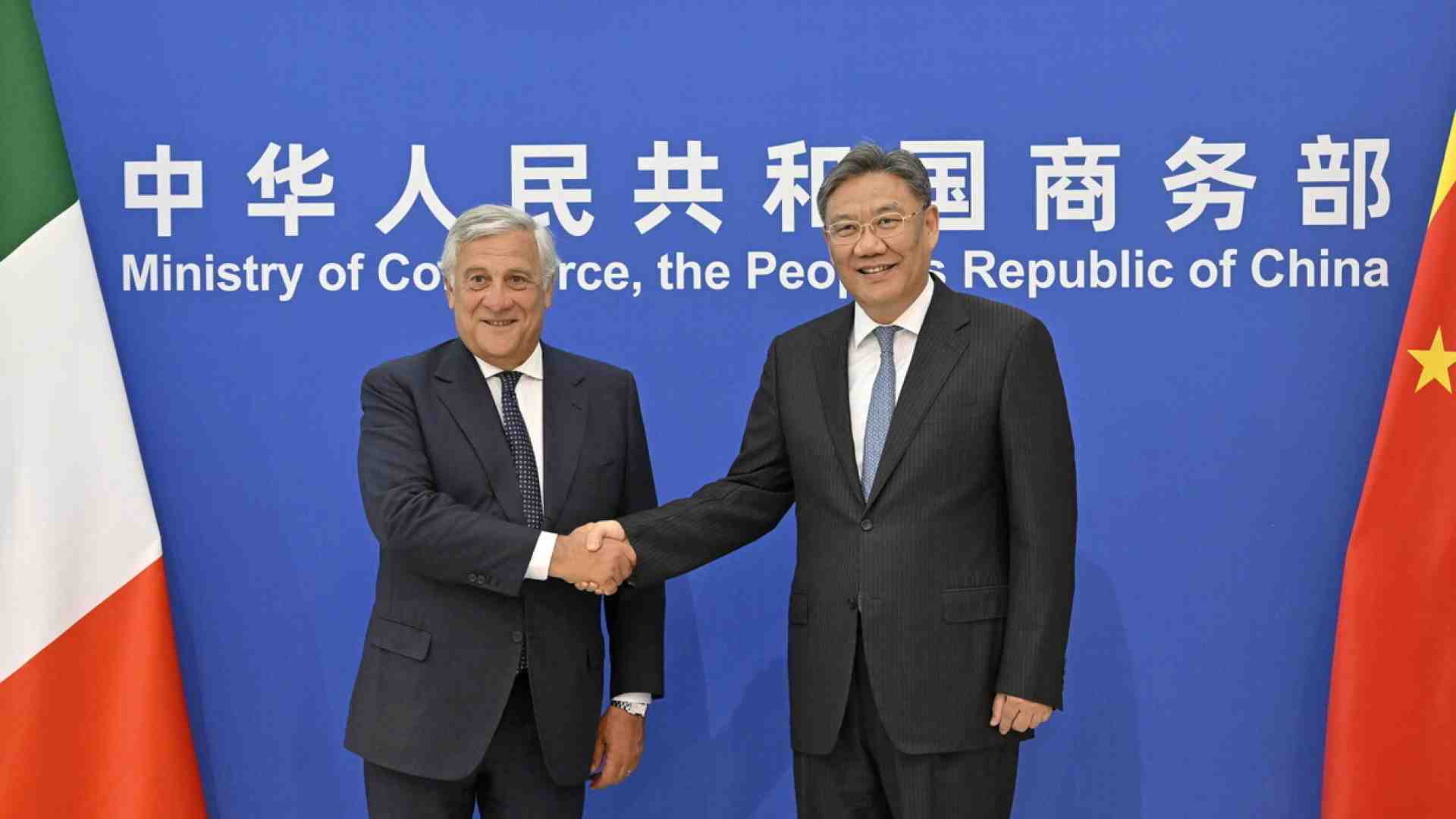 Immagine di Tajani e Wang Wentao insieme in Italia. Storia di una relazione complicata