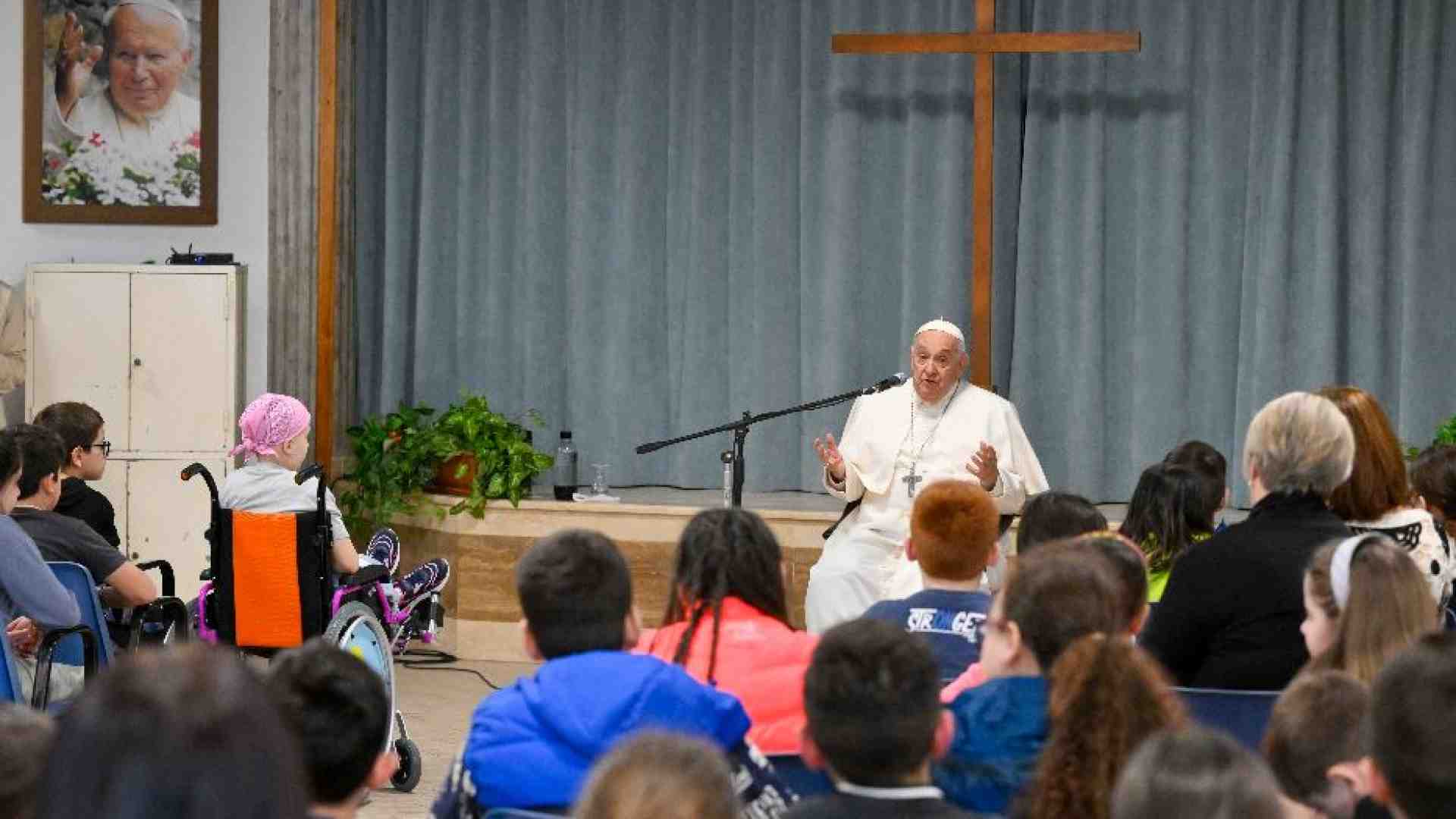 Immagine di Il Papa catechista tra i bambini: bisogna imparare a chiedere scusa