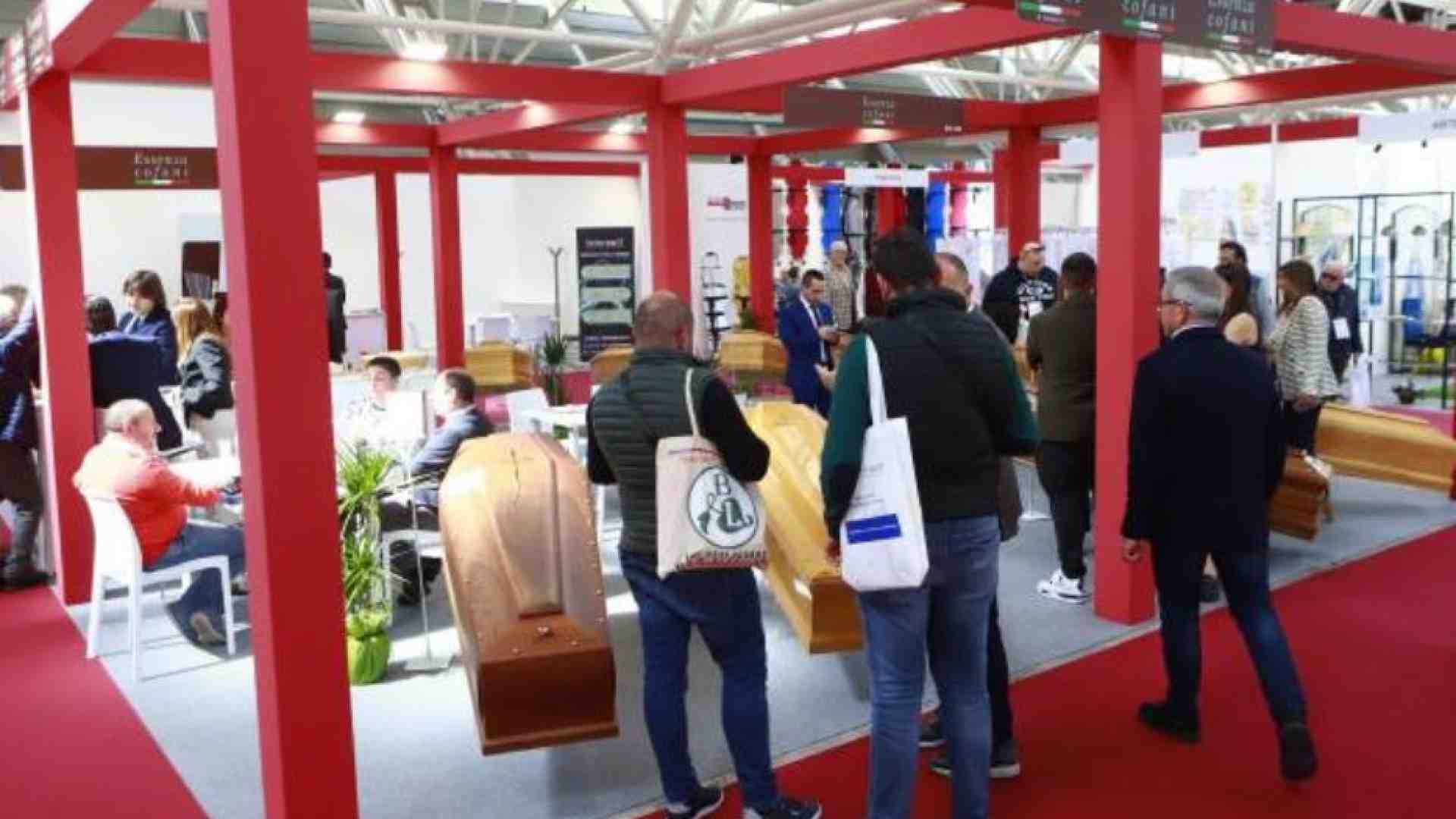 Immagine di Alla fiera del funerale, dove la morte si fa degna. E molto tecnologica