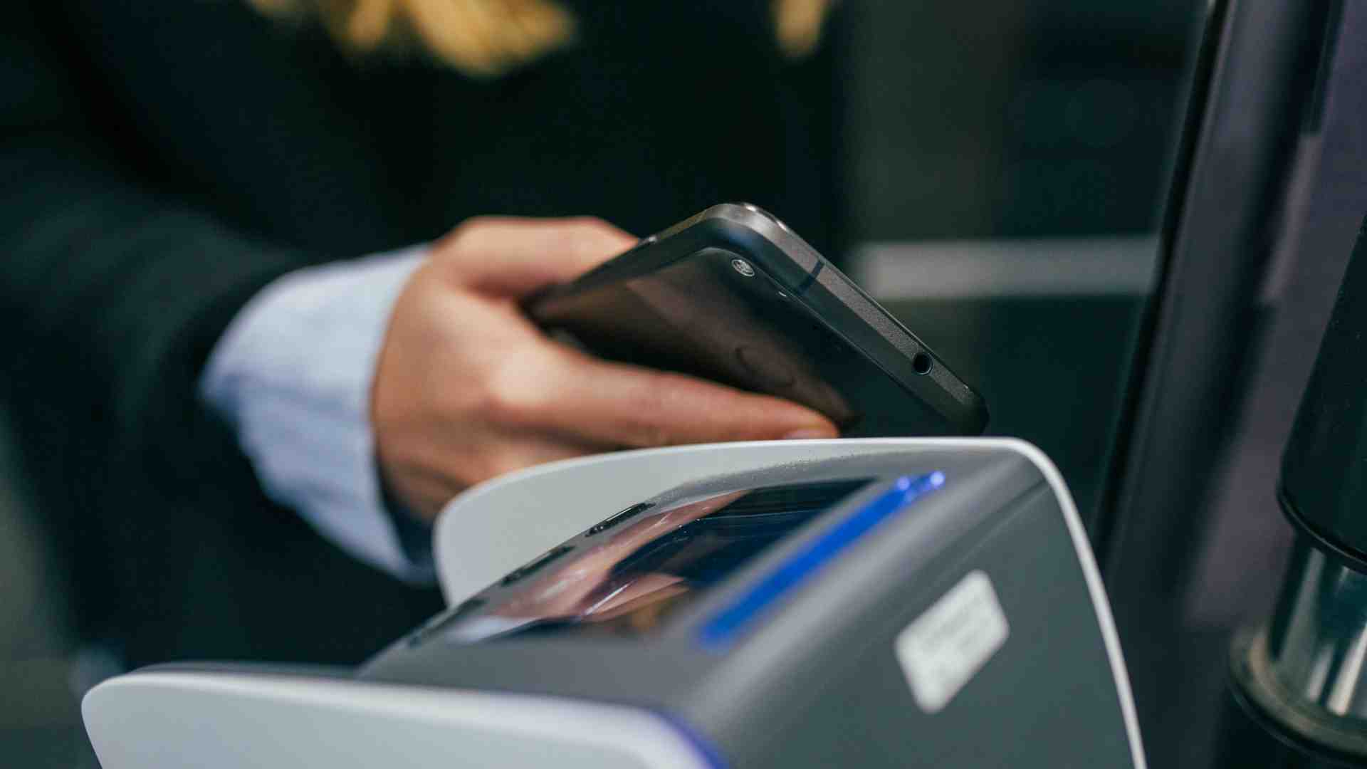 Immagine di La stupidità infinita dell'uomo con il denaro digitale