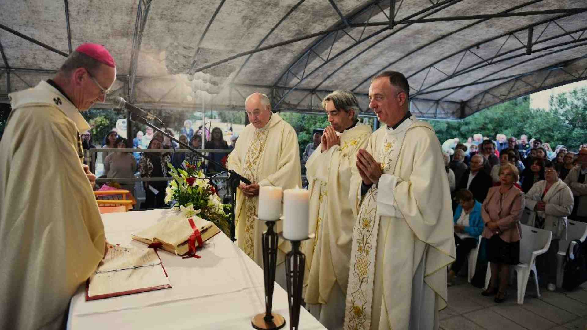 Immagine di Pesaro, a due a due in ogni casa. E un tendone per la Messa