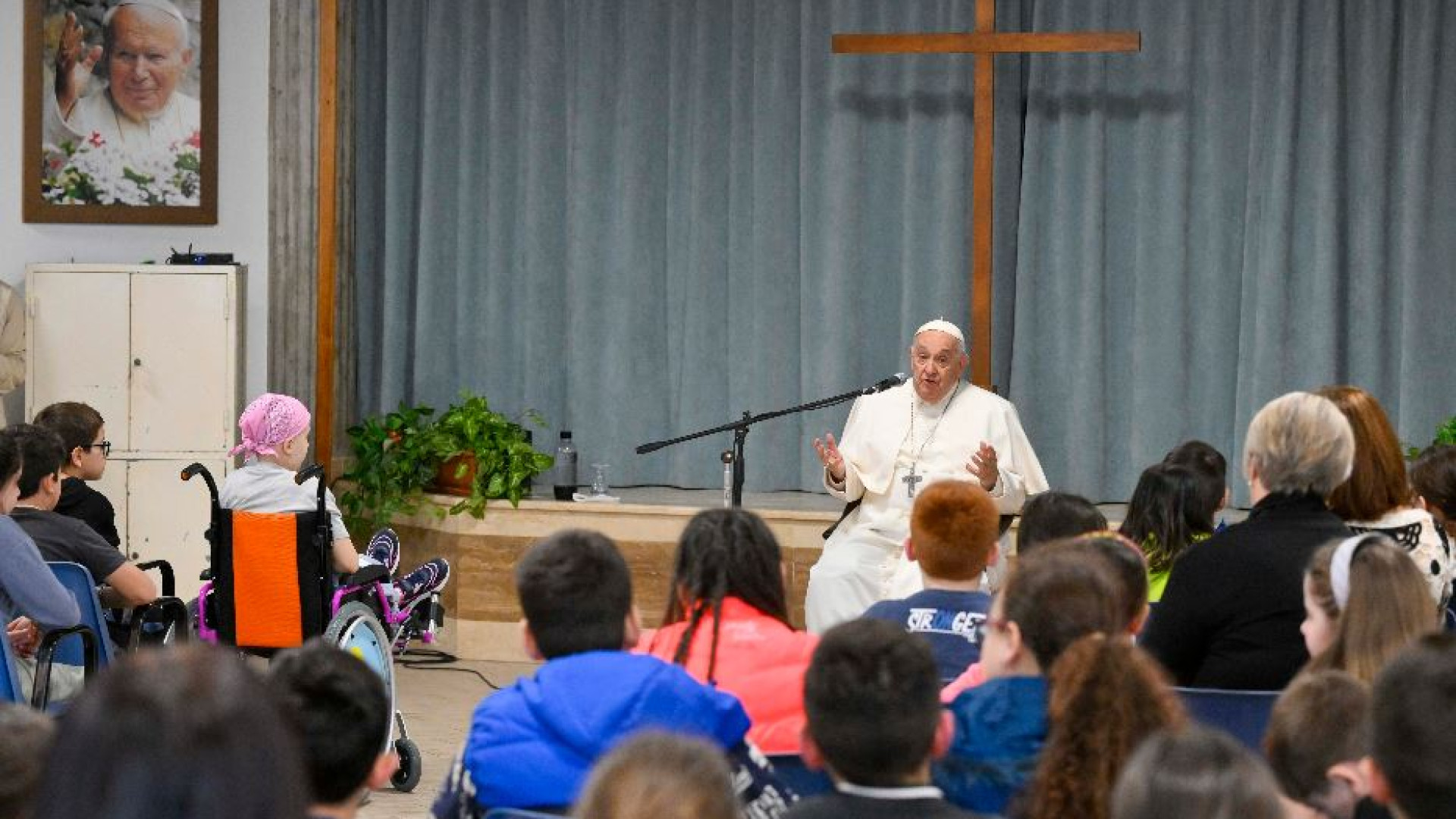 Immagine di Il Papa catechista tra i bambini: bisogna imparare a chiedere scusa
