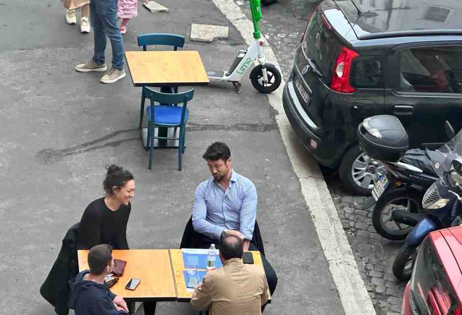 Andrea Giambruno e Francesca Verdini: chiacchiere al bar nel centro di Roma. Le foto
