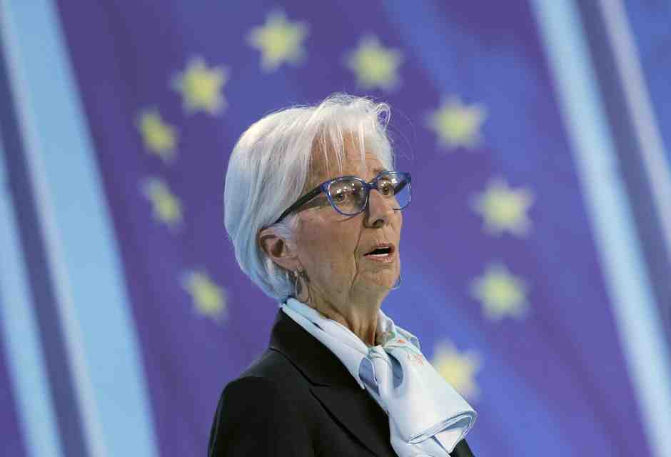 La Bce lascia i tassi invariati ma si prepara a invertire la rotta