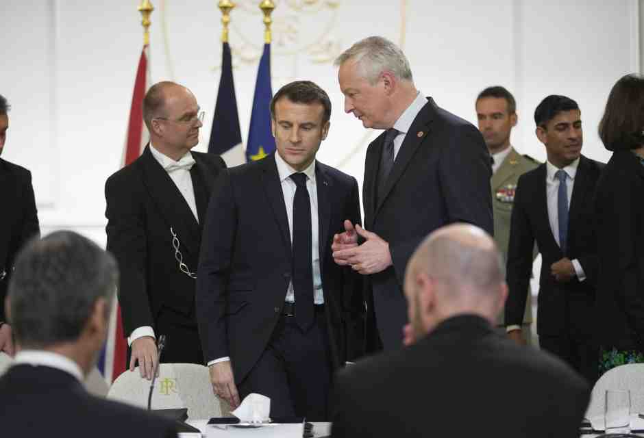 &nbsp;Al centro il presidente Emmanuel Macron e il ministro dell'Economia francese Bruno La Maire - foto via Getty Images