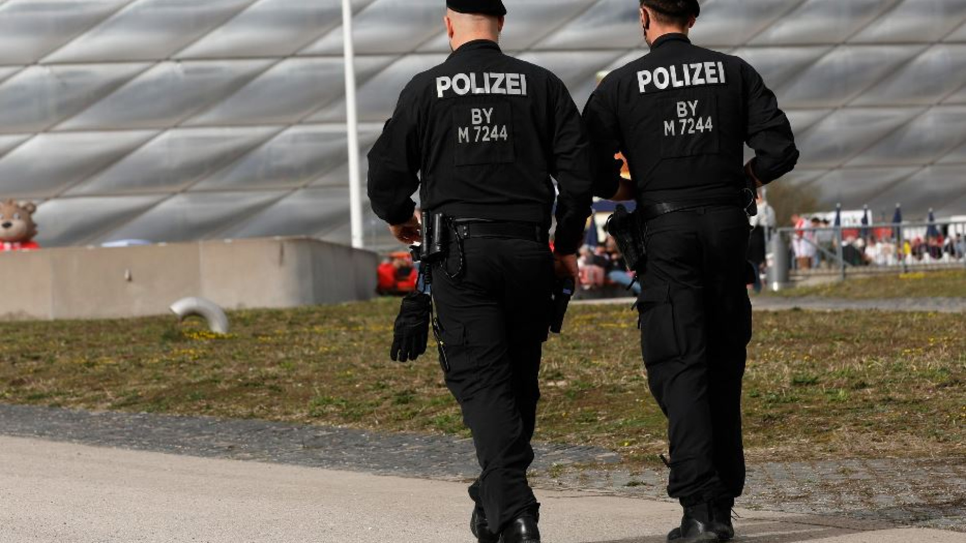Immagine di Manette a 2 ragazze e un ragazzo legati all'Isis: volevano colpire cristiani