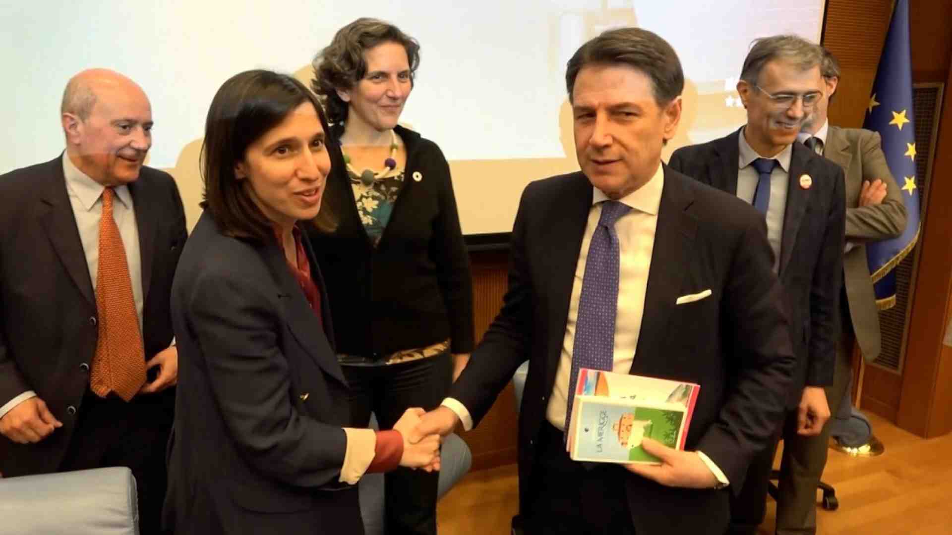 Immagine di Elly nel trullo. Tra Conte ed Emiliano, i drammi pugliesi di Schlein