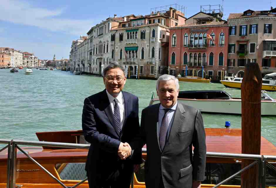 La bella grana di Tajani, diviso fra Pechino e Capri