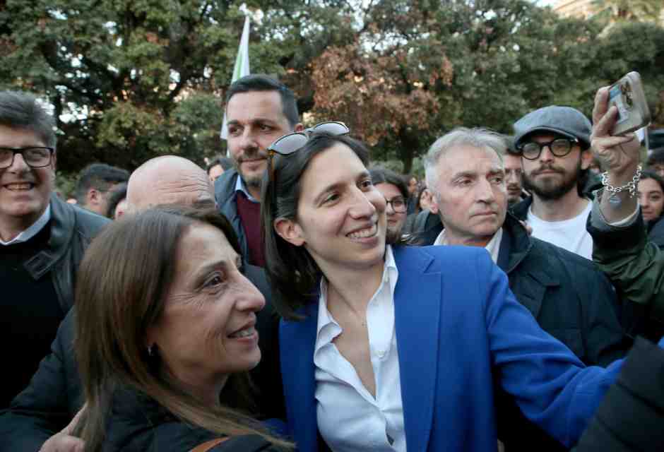 La segretaria del Pd Elly Schlein durante un evento a sostegno del candidato sindaco del centrosinistra di Bari (Ansa)&nbsp;<br />