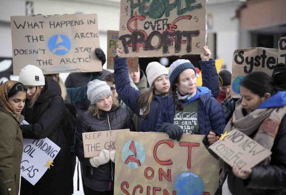 Greta Thunberg tra gli altri attivisti protesta per il clima fuori dal World Economic Forum di Davos (LaPresse)&nbsp;<br />