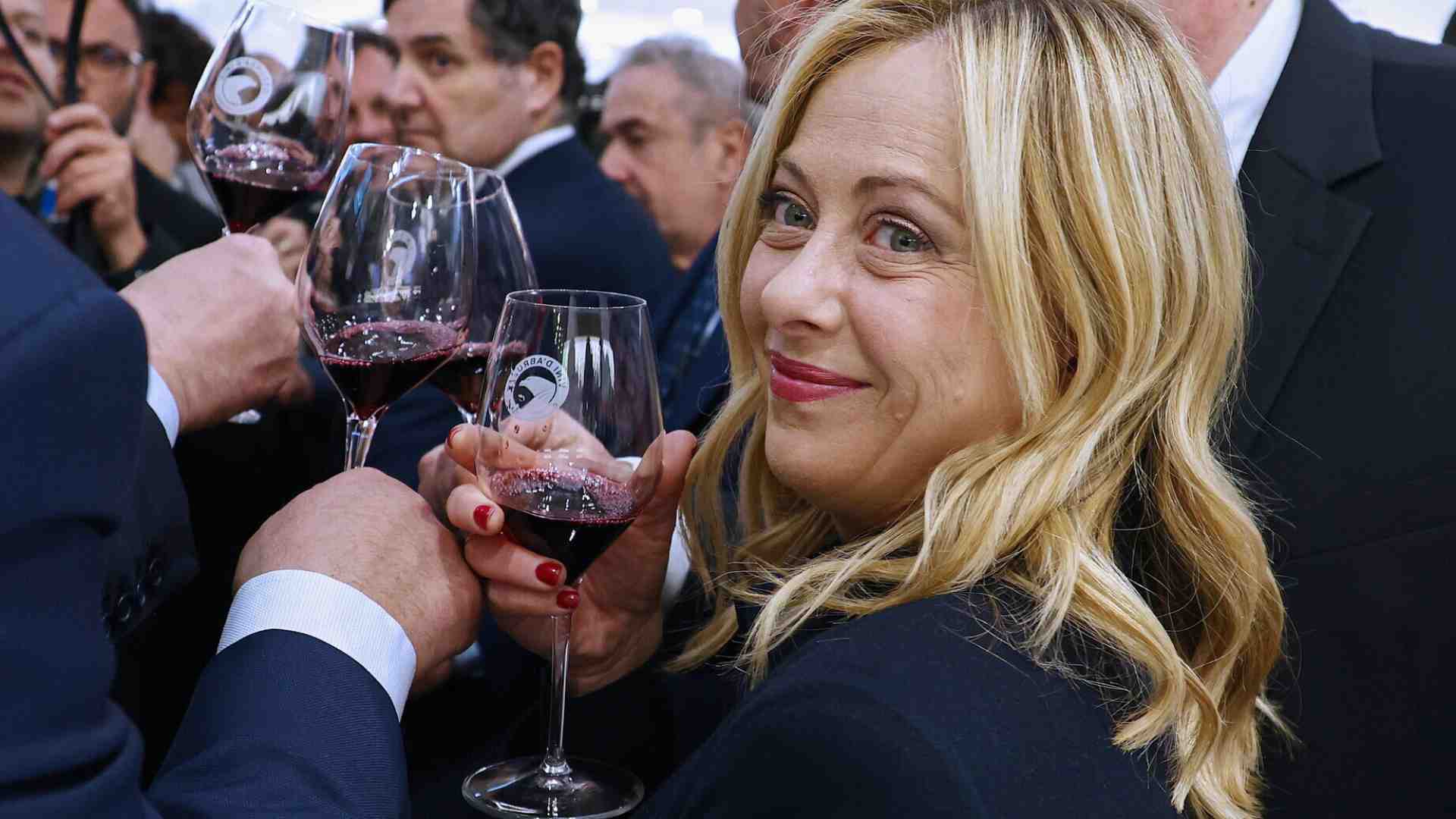 Immagine di Per Bacco! Beviamo troppo poco in Italia. Meloni ingaggi subito la Battaglia del vino. Cercansi testimoni