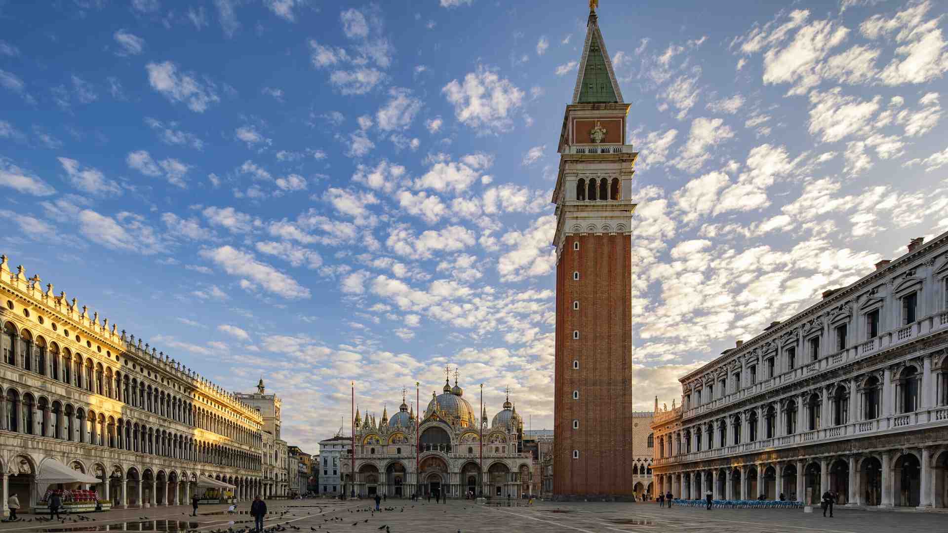 Immagine di Com’è dolce Venezia fra camerieri, orchestrine, piccioni e turisti