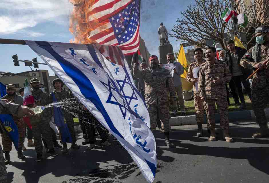 Guardie della Rivoluzione bruciano bandiere di Israele e degli Stati Uniti a Teheran, Iran, nell'aprile 2024 (Morteza Nikoubazl/Getty Images)&nbsp;<br />