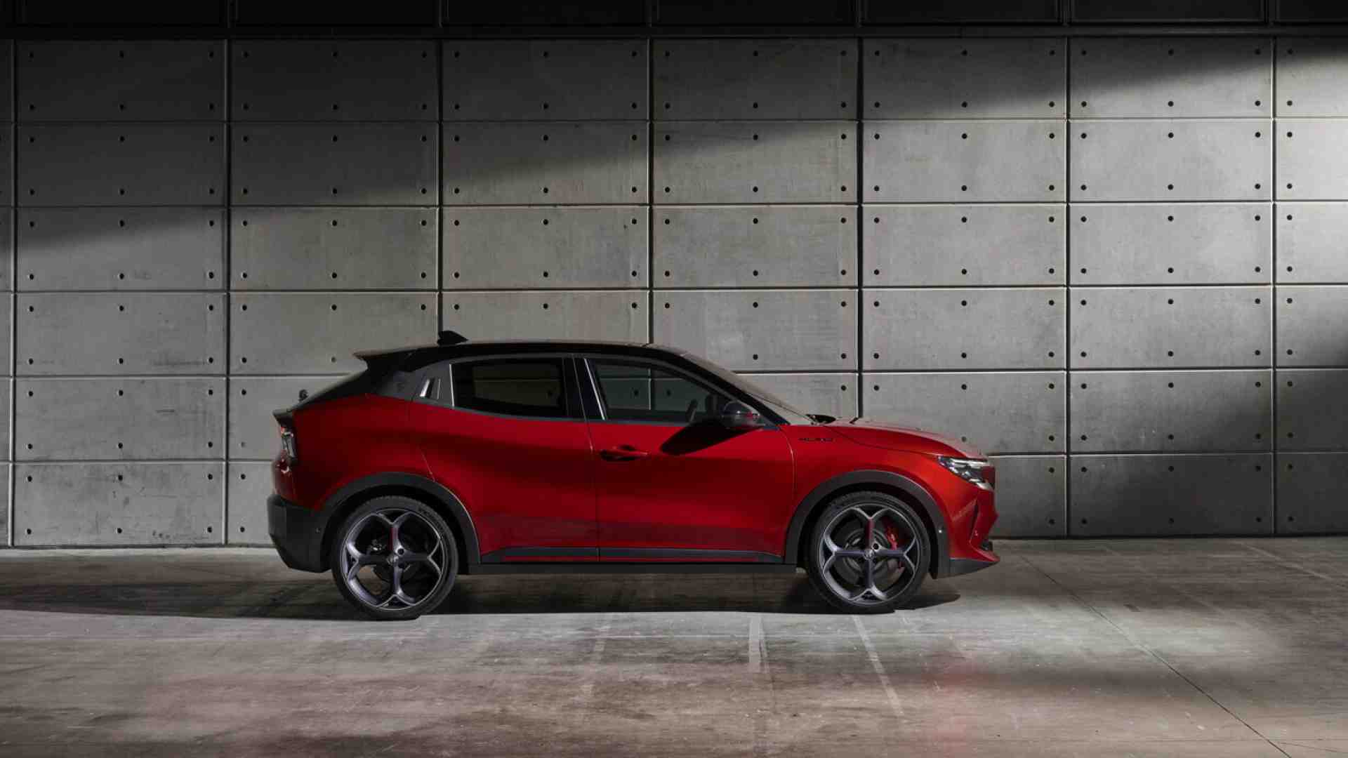 Immagine di L'Alfa Romeo Milano cambia nome: ora si chiama Junior. Le polemiche con Urso e la scelta di Stellantis
