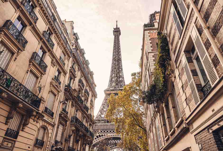 La Torre Eiffel vista da Rue de l'Universite a Parigi - foto via Getty Images