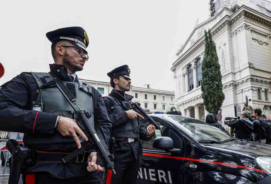 Misure di sicurezza intorno alla scuola della comunità ebraica al Portico d'Ottavia nei pressi della Sinagoga, Roma 18 ottobre 2023 (Ansa) <br />