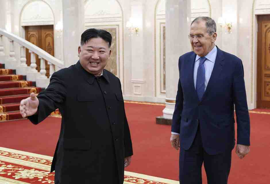 &nbsp;Kim Jong Ung con il ministro degli Esteri russo Sergei Lavrov - foto Ansa