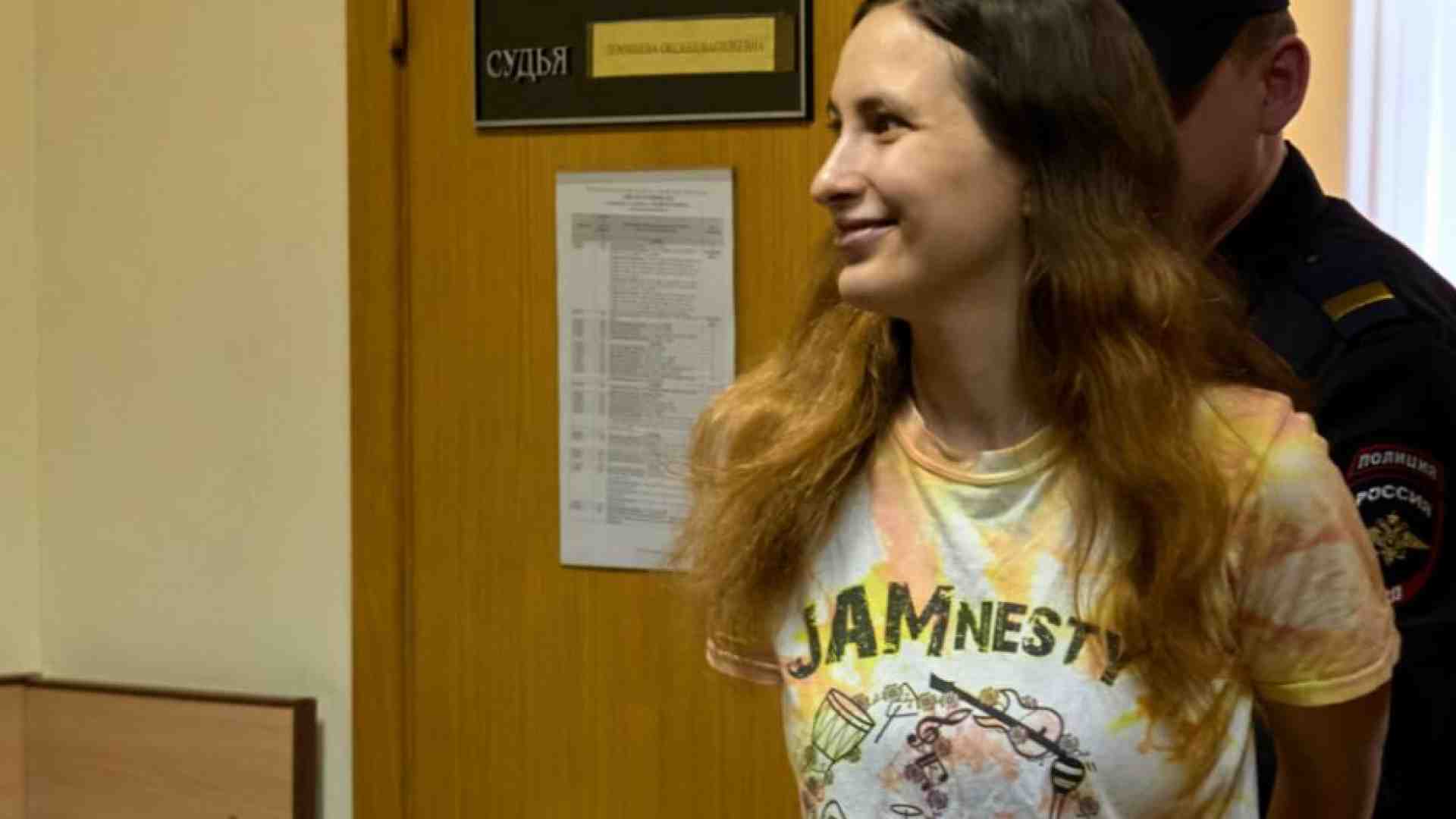 Immagine di Sette anni per i cartellini anti-guerra. «Mia figlia rischia la morte in cella»