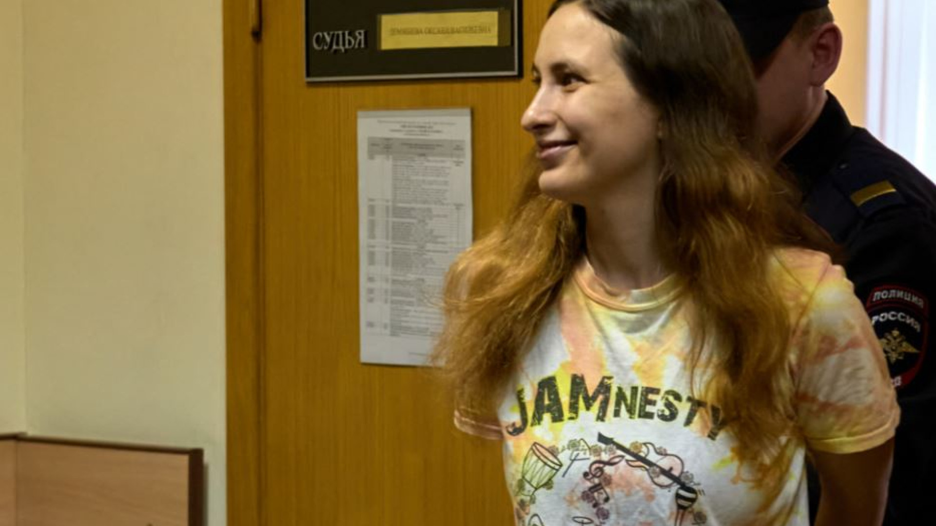 Immagine di Sette anni per i cartellini anti-guerra. «Mia figlia rischia la morte in cella»