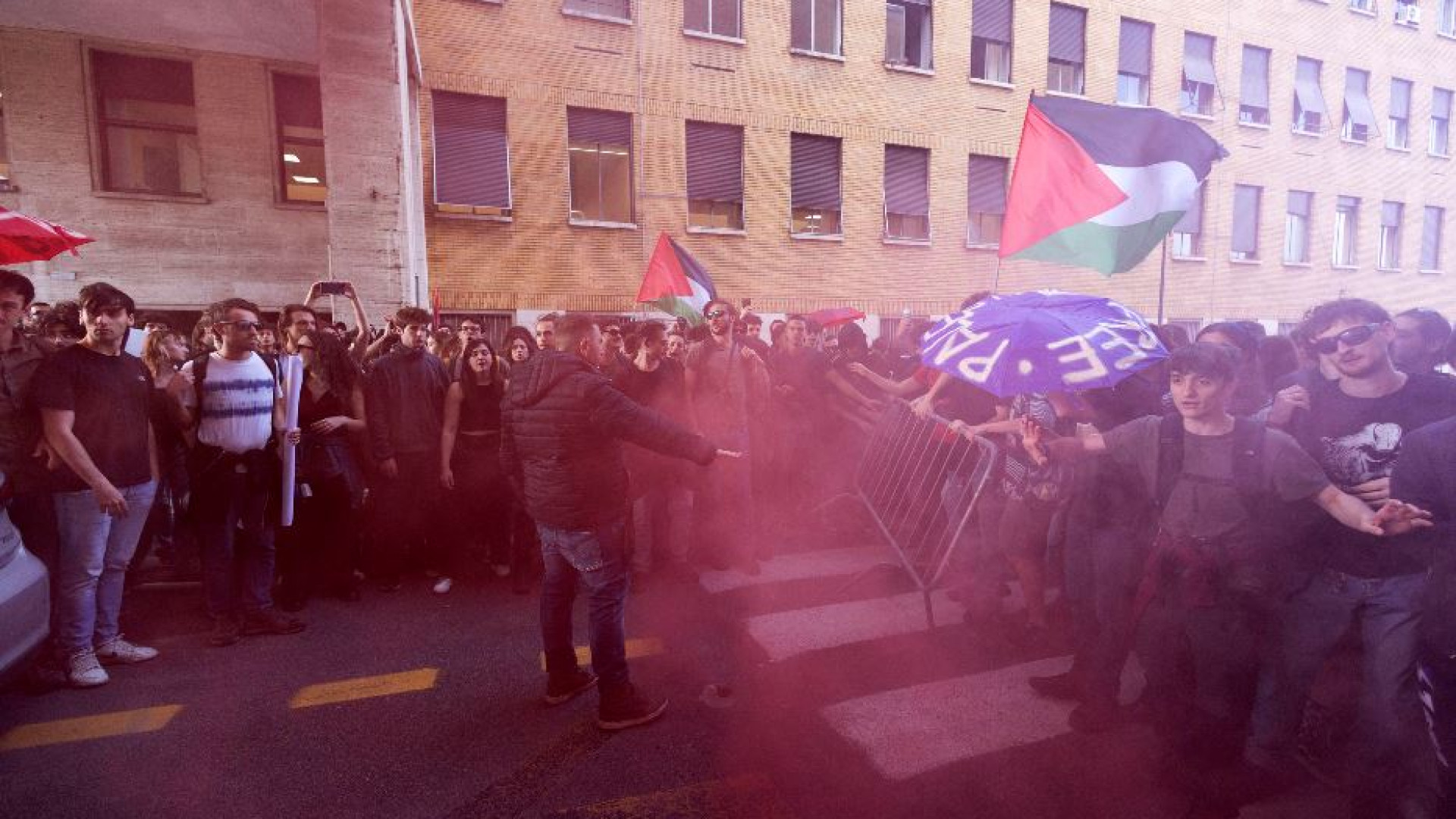 Immagine di Scontri e tensioni alla Sapienza. Meloni: «Non è manifestare, ma delinquere»