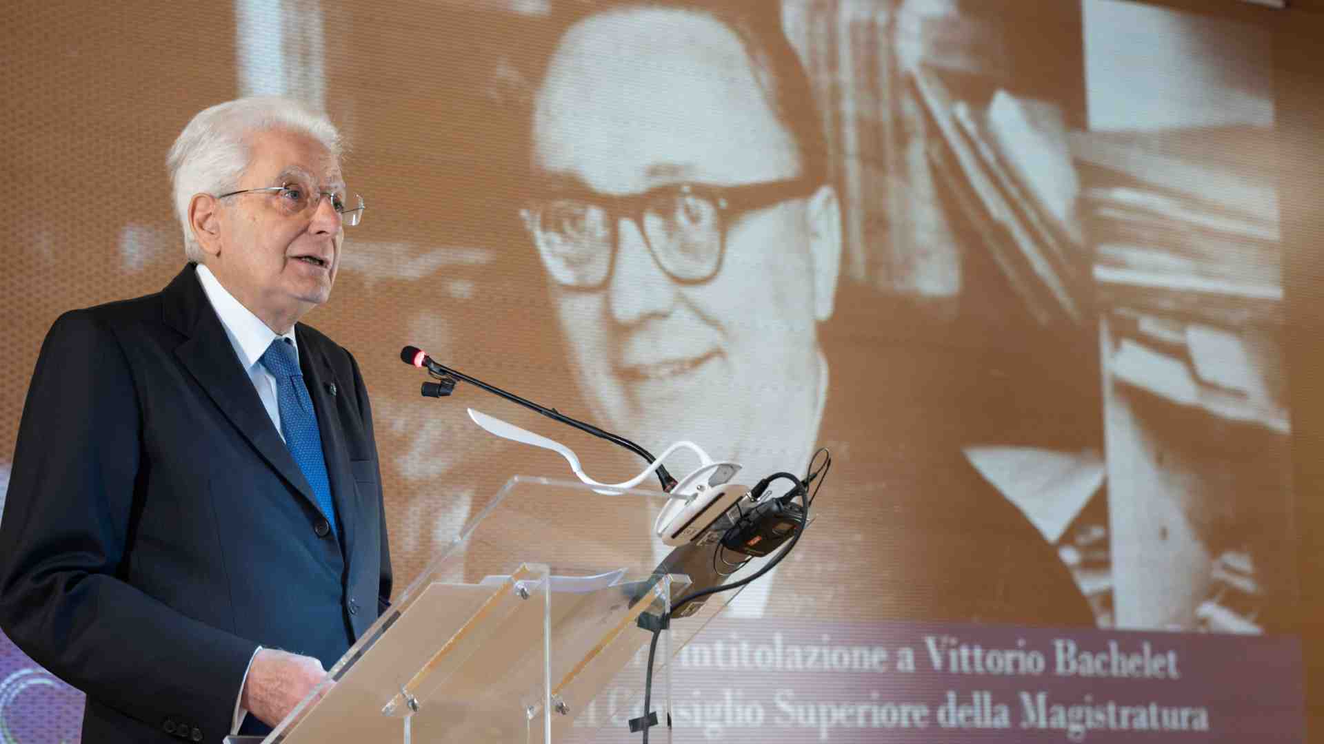 Immagine di Mattarella ricorda Bachelet: «Appartenenza magistrati non generi baratti»