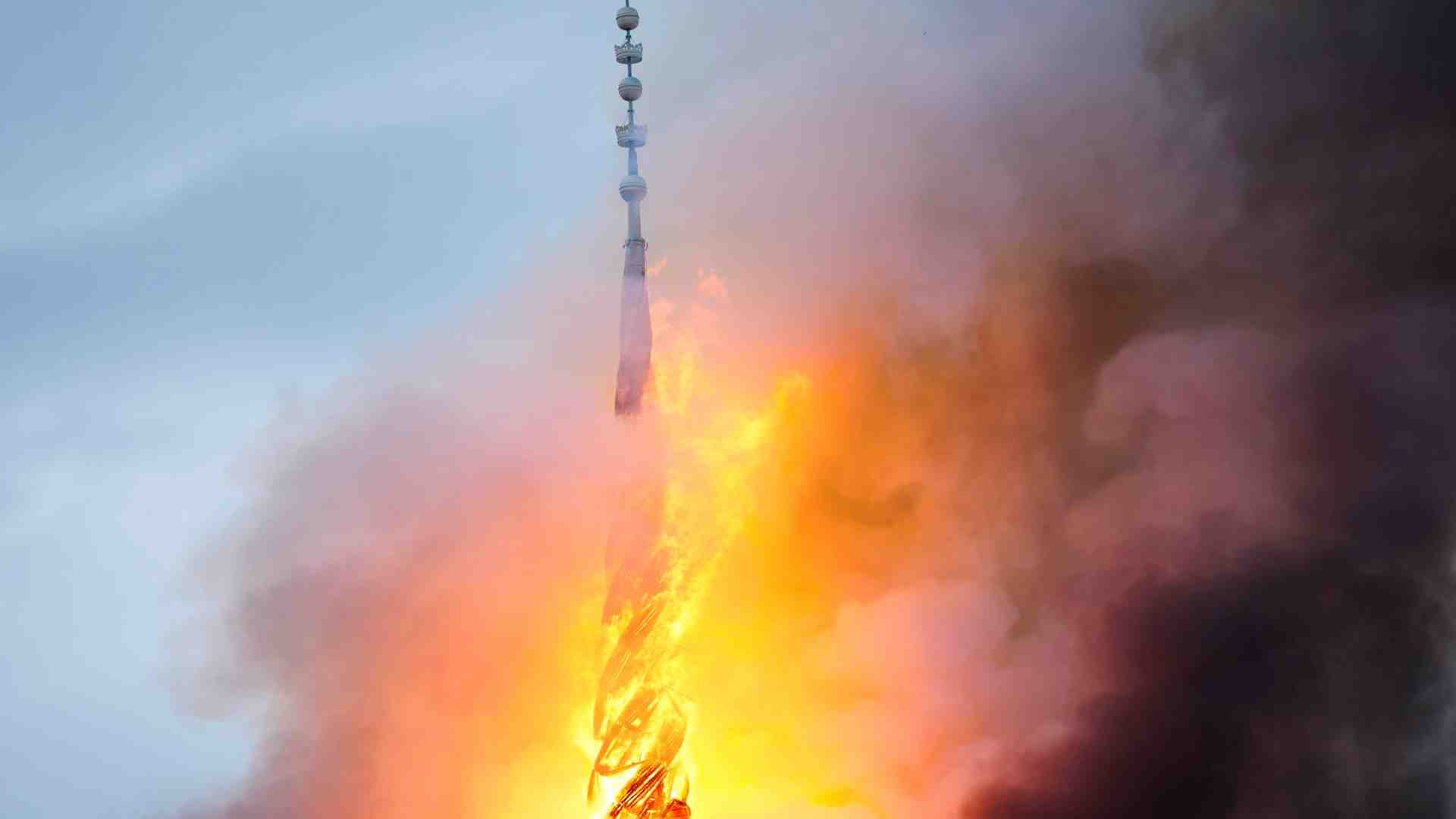 Immagine di In fiamme la Borsa di Copenaghen. Crolla la storica guglia