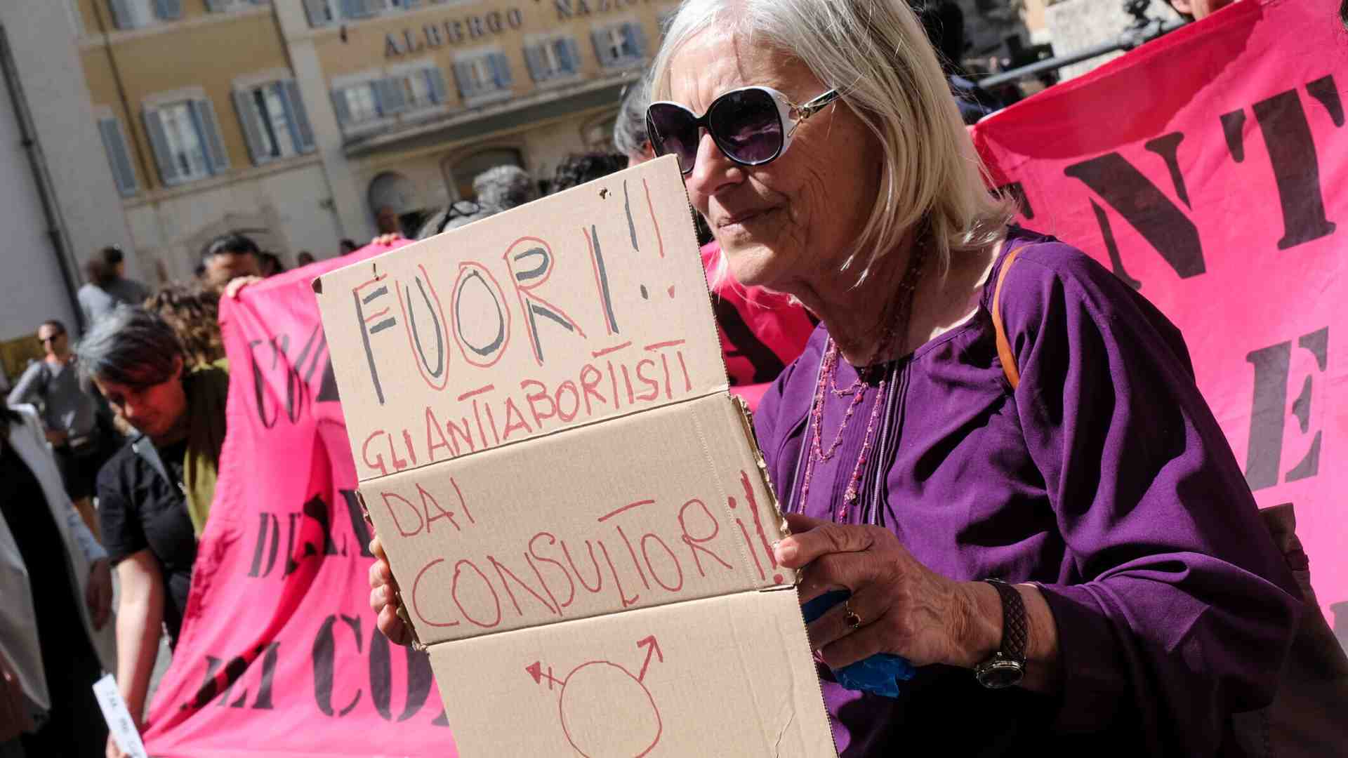 Immagine di I volontari nei consultori ci sono per legge, ma M5s e Pd strillano