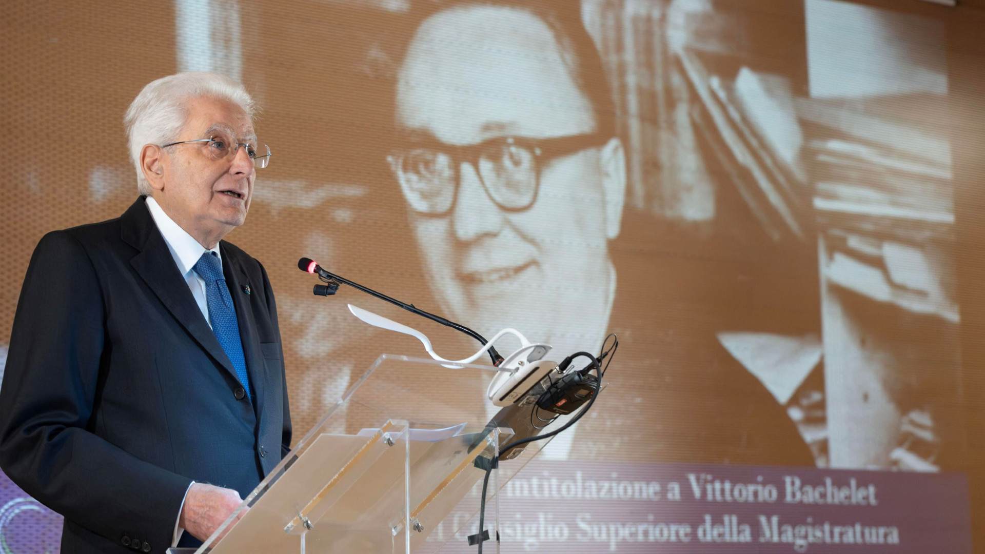 Immagine di Mattarella ricorda Bachelet: «Appartenenza magistrati non generi baratti»