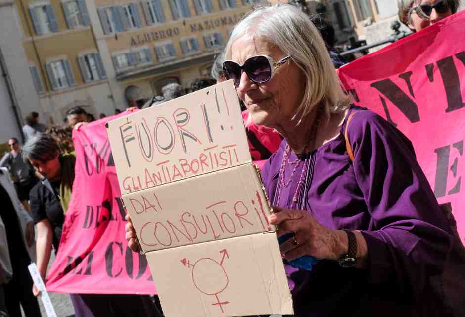 Protesta a piazza di Monte Citorio contro la presenza di esponenti pro-vita nei consultori, 16aprile 2024 (Mauro Scrobogna/LaPresse)&nbsp;<br />