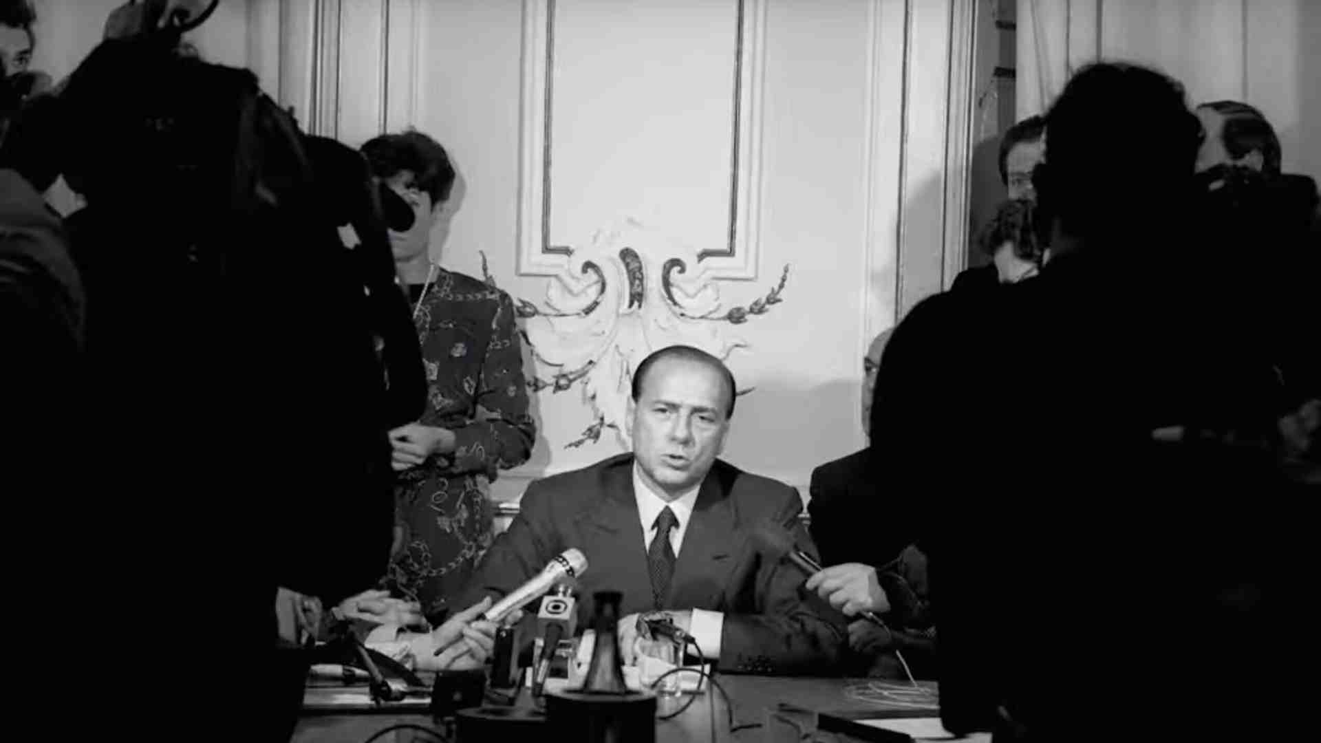 Immagine di Nella fantastica versione Netflix di Berlusconi giovane c’è tutto il mistero gaudioso dell’eccesso