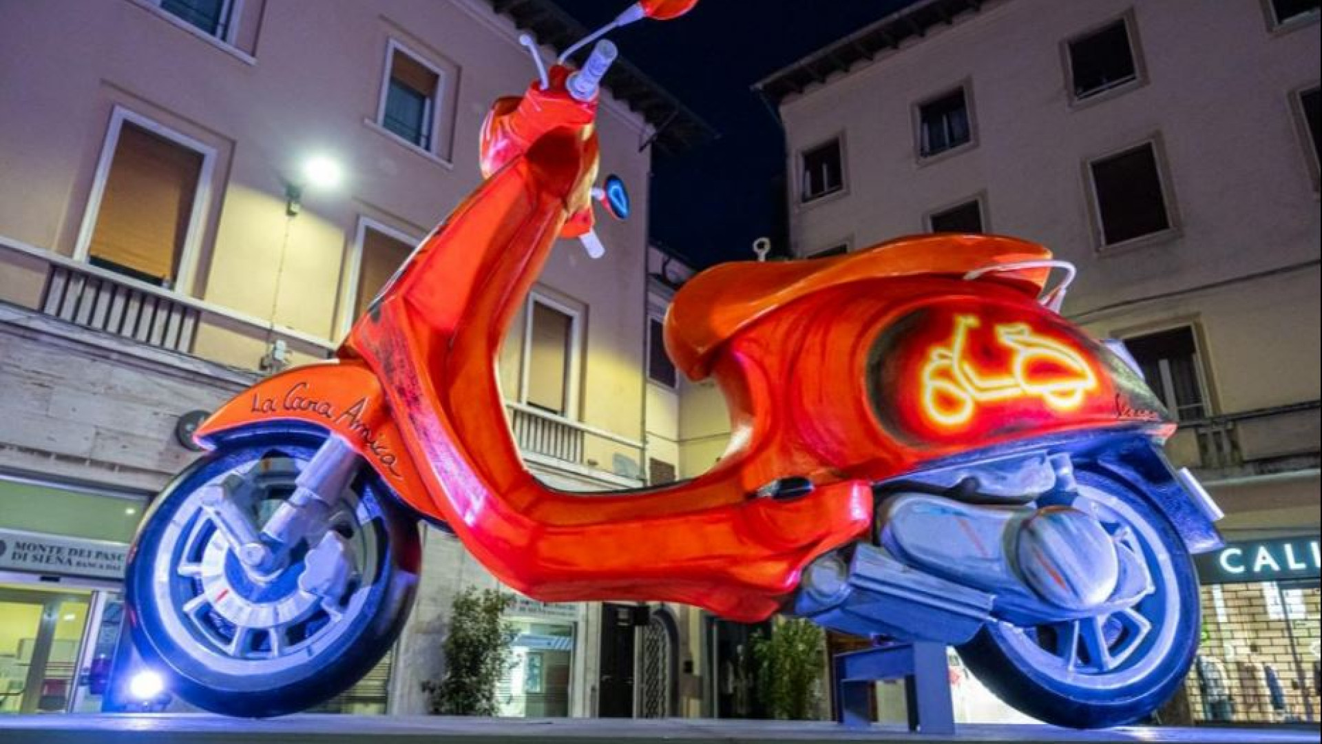Immagine di Da tutto il mondo a Pontedera per celebrare la Vespa