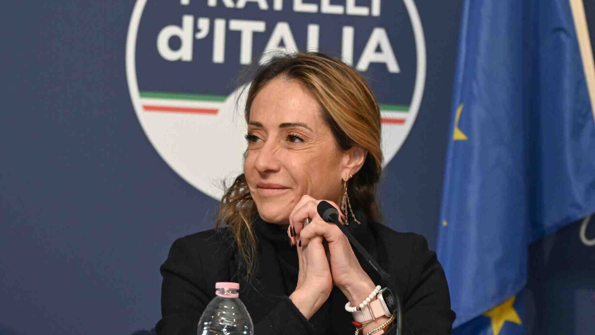 Immagine di Il filo di Arianna Meloni: primo comizio da leader della sorella d'Italia, pronta al debutto tv