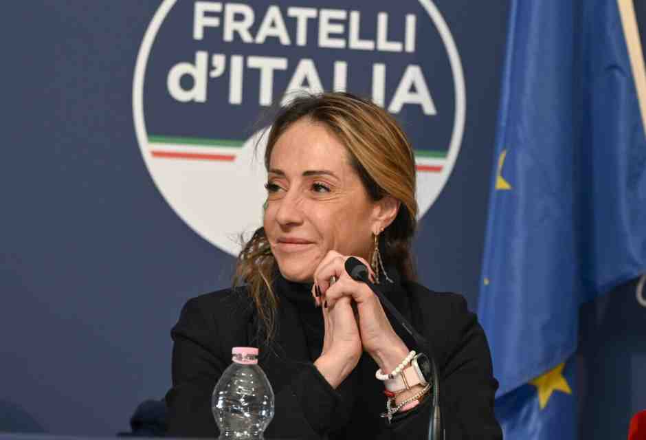 Il filo di Arianna Meloni: primo comizio da leader della sorella d'Italia, pronta al debutto tv