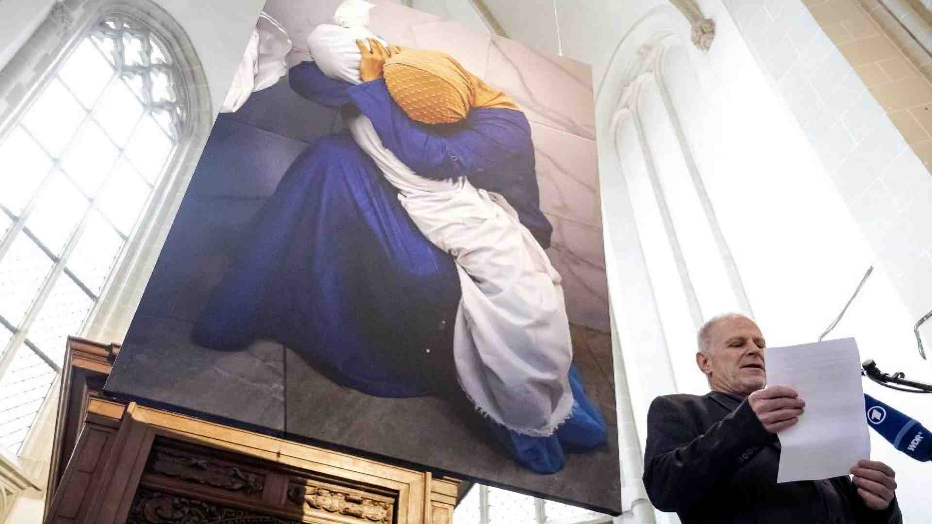 Immagine di World Press Photo 2024, lo scatto dell'anno è la "Pietà di Gaza"