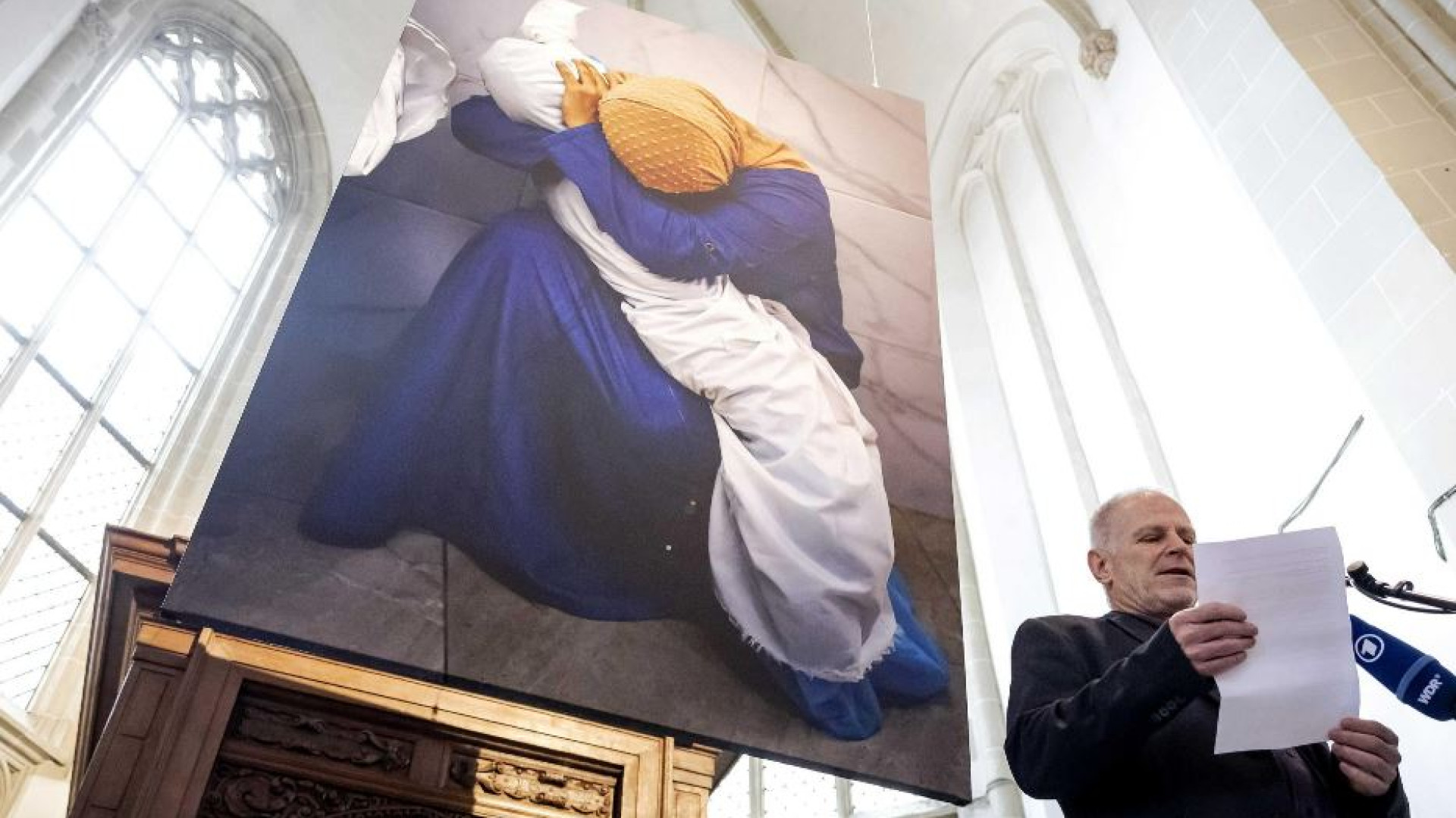 Immagine di World Press Photo 2024, lo scatto dell'anno è la "Pietà di Gaza"