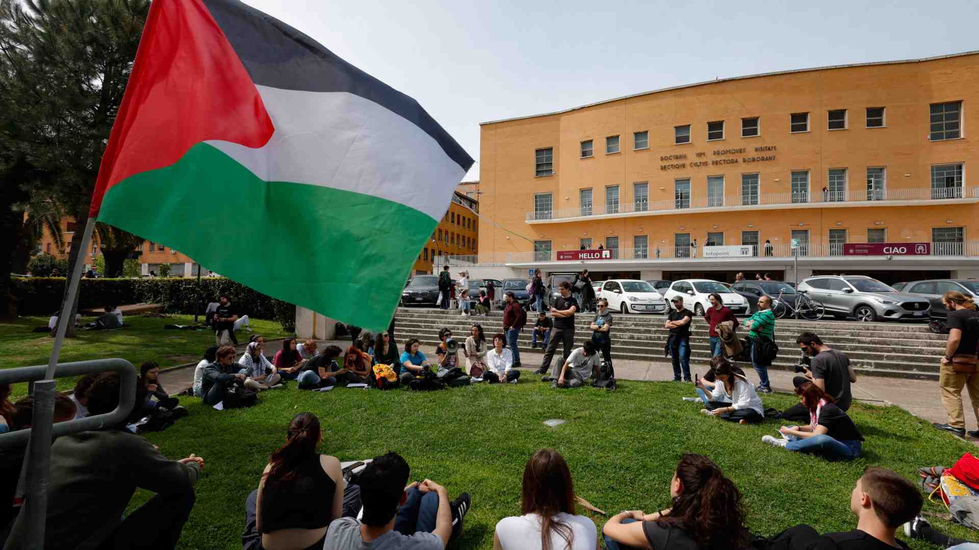 Immagine di "Svolgere eventi online". Ecco la surreale soluzione dei rettori per evitare violenze nelle università