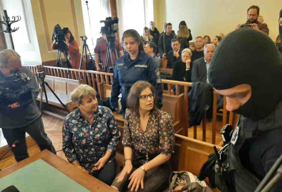 Ilaria Salis candidata con Avs alle Europee: alle 15 c'è stata la firma dell'italiana nel carcere di Budapest