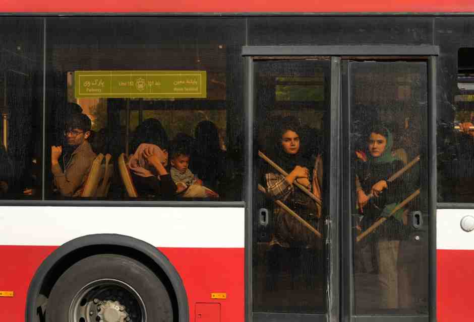 In Iran la repressione in strada e nelle redazioni è ripartita sabato in sincrono con i missili