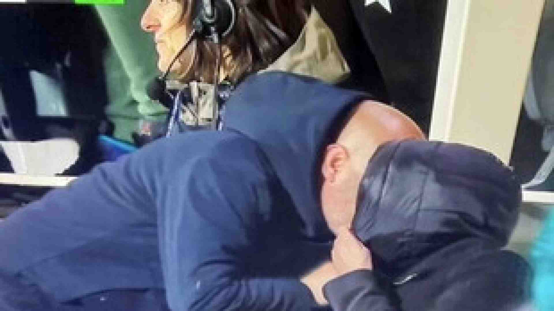 Immagine di Lezioni di anti moralismo sul bacio (che non era un bacio) di Italiano alla giornalista Sky