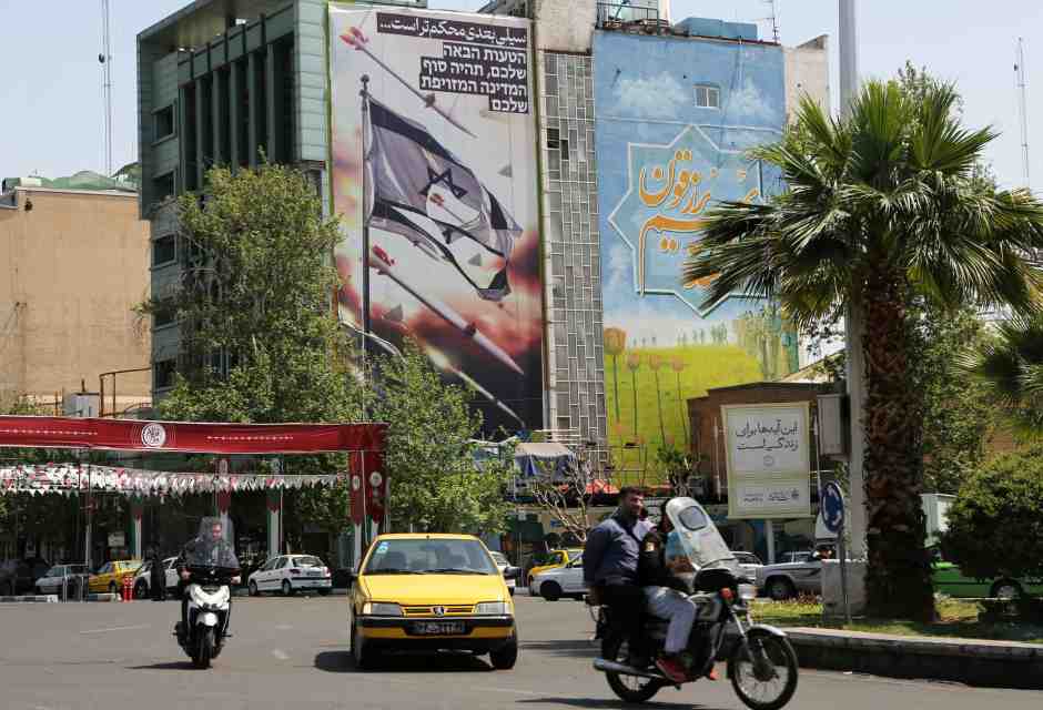 Manifesti anti-israeliani sui muri di Teheran dopo che l'Iran ha lanciato droni e missili su Israele (Fatemeh Bahrami/Anadolu/Getty Images)&nbsp;<br />