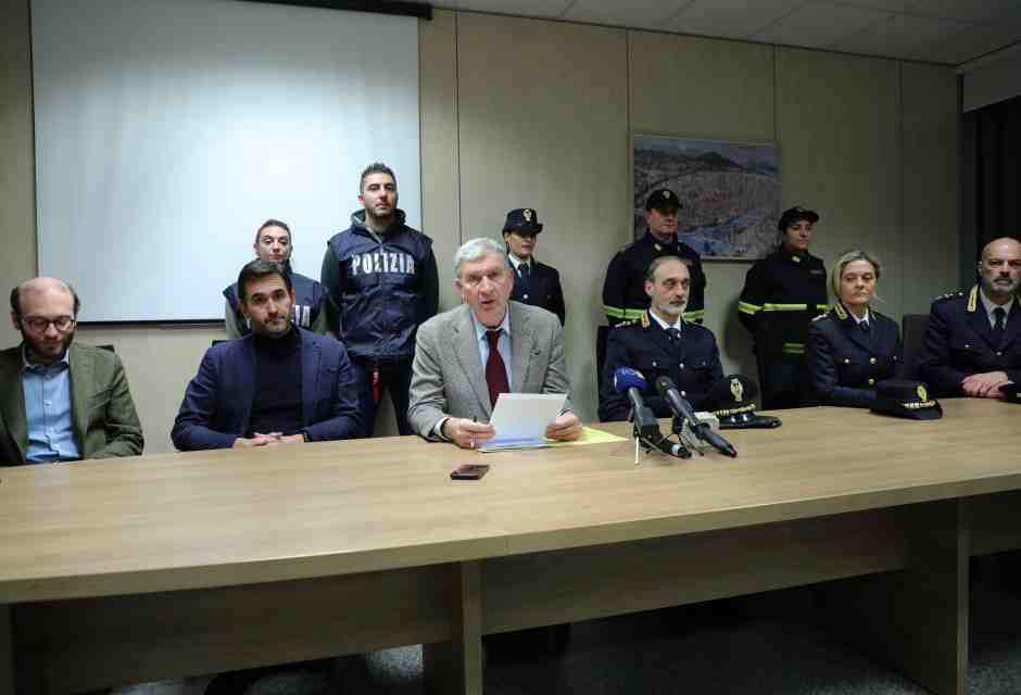 <span style="color: rgb(46, 45, 45); font-family: Arial, Helvetica, sans-serif;">Il procuratore capo di Firenze, Filippo Spiezia, durante la conferenza stampa (foto Ansa)</span>