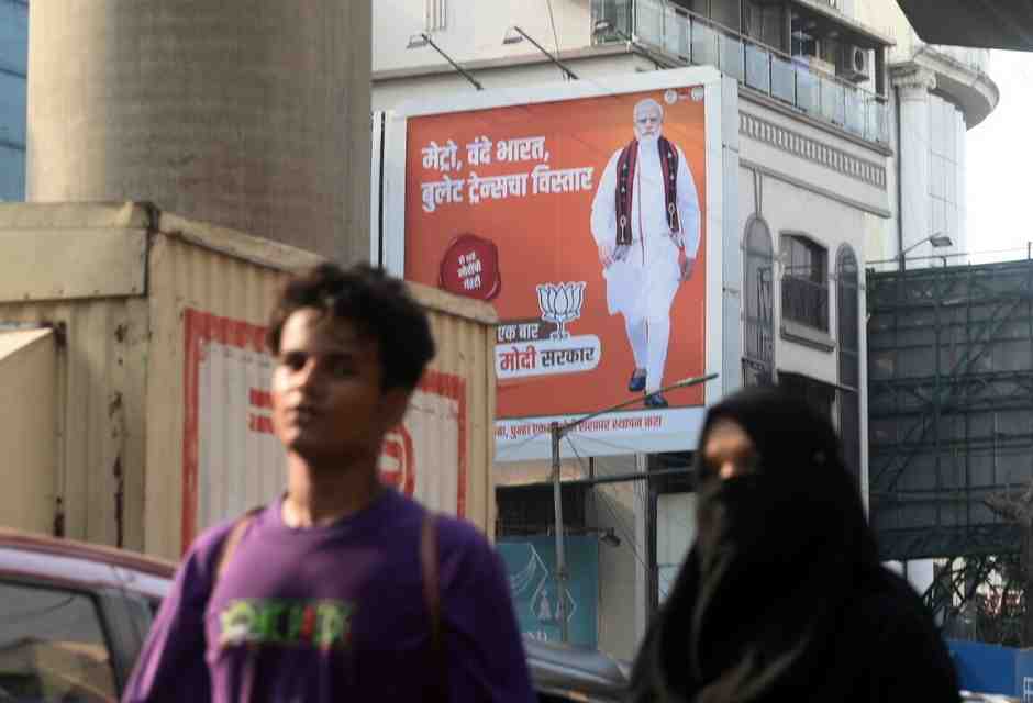 Un poster di Modi a Mumbai (ndranil Aditya/NurPhoto via Getty Images)&nbsp;<br />