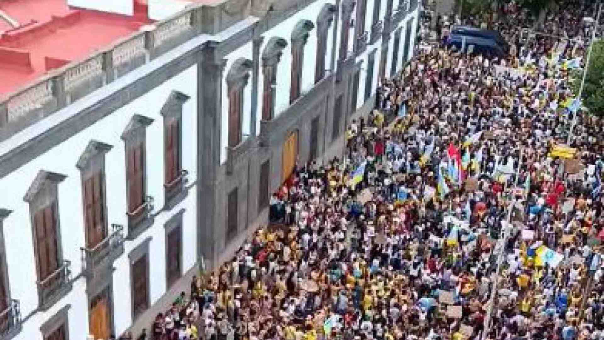 Immagine di «Canarias tiene un limite»: la rivolta di Tenerife contro il turismo di massa