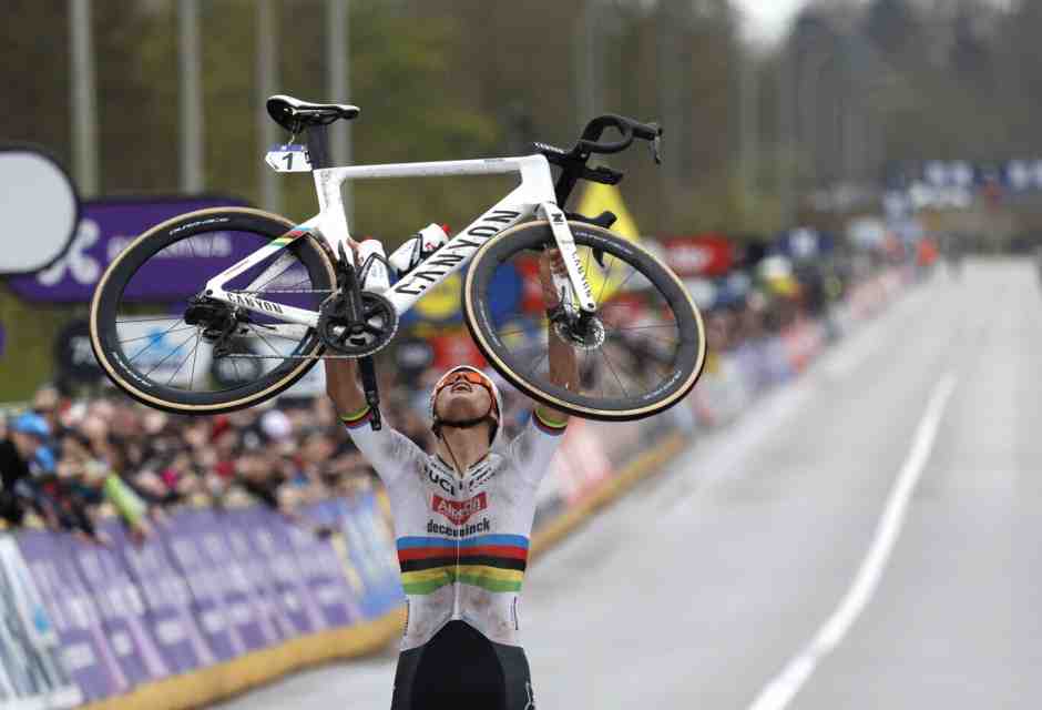 Mathieu van der Poel sul traguardo del Giro delle Fiandre 2024 (foto Ap, via LaPresse)