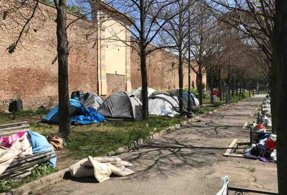 Una tendopoli in pieno centro a Roma, sotto le Mura aureliane