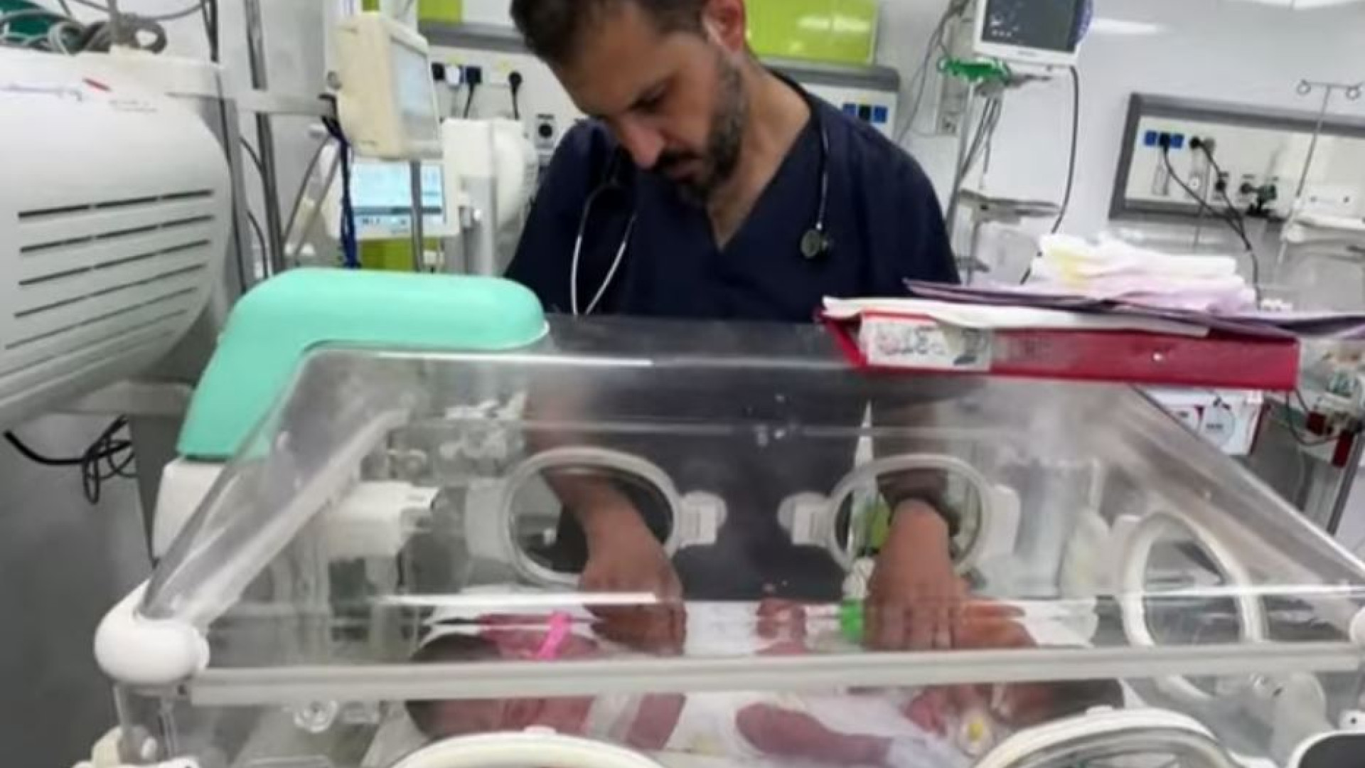 Immagine di Sabreen Jouda, la neonata estratta viva dal corpo della madre uccisa a Rafah