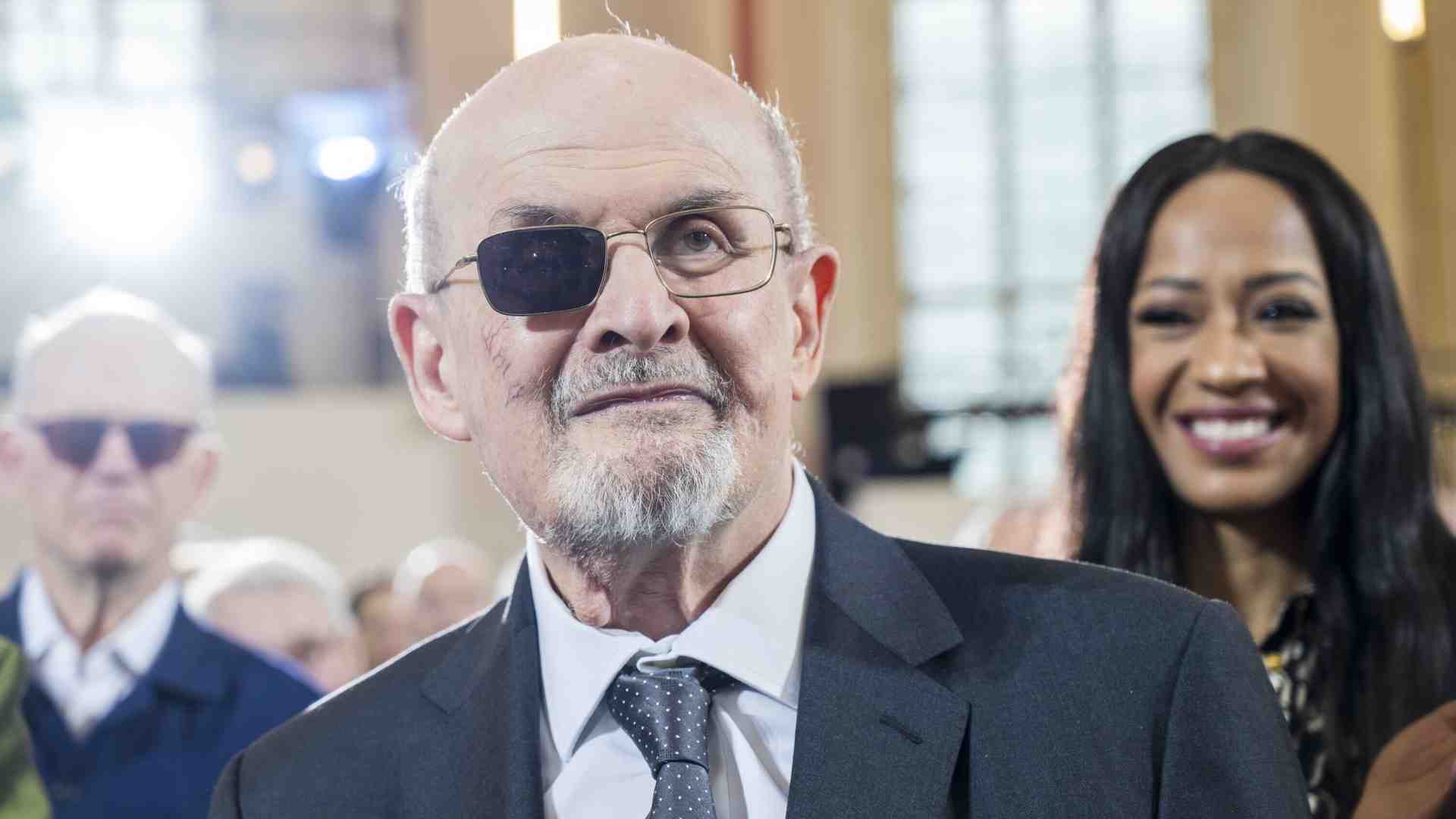 Immagine di Salman Rushdie, di coltello e miracolo. Lo scrittore si racconta nel suo ultimo libro
