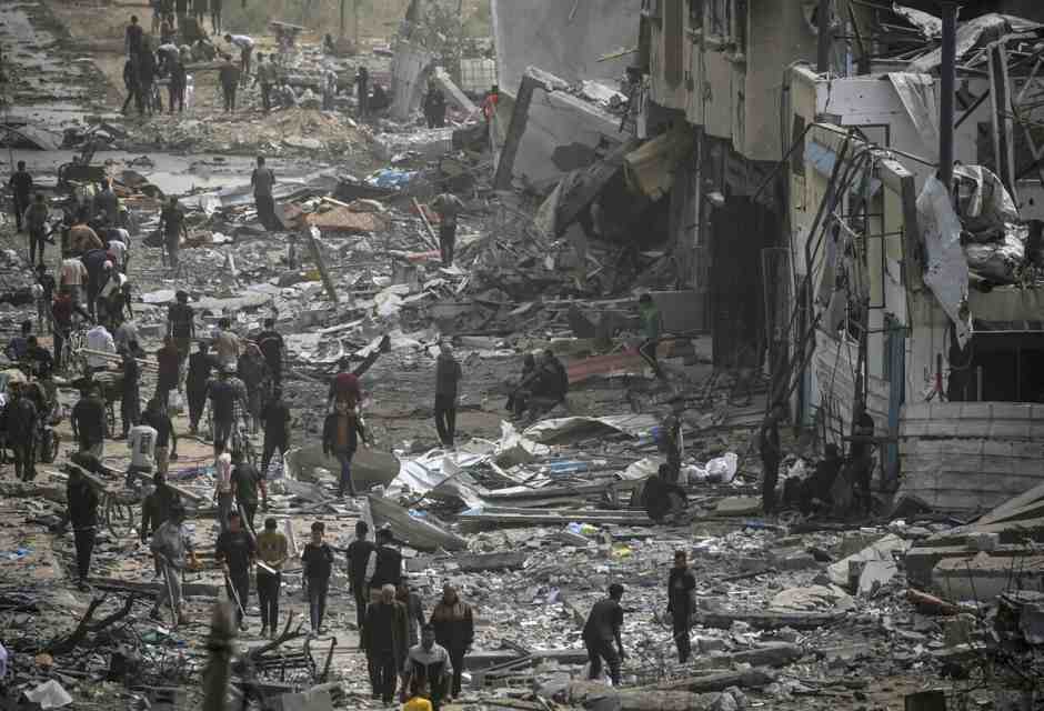 Palestinesi nel sud della Striscia si dirigono verso il campo profughi di Al Nusairat (Foto Ansa)&nbsp;<br />
