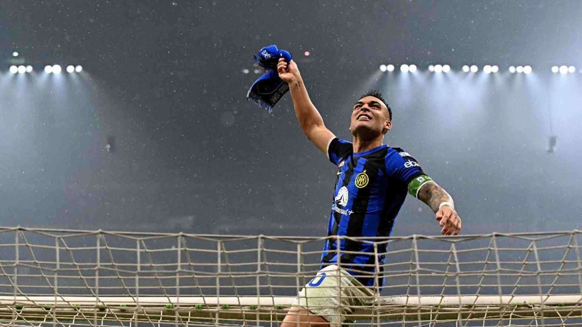 Immagine di Ballo, canto e recito per la mia Inter... E lo fa anche il mio cane