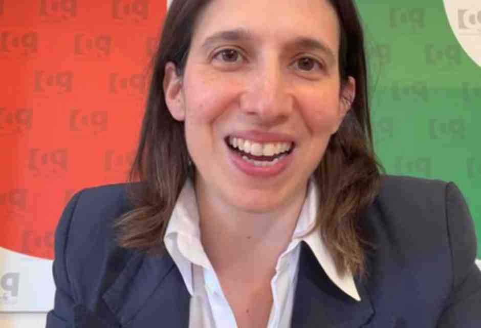 Niente Schlein nel simbolo Pd: "Lo facevo per i follower". E ora la leader lancia i manifesti col suo volto